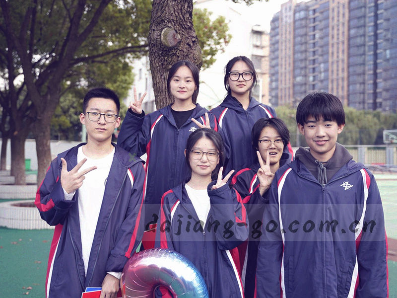多组几何图形重叠，代表多元团队合作